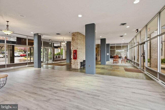 Building Photo - 3245 Rio Dr