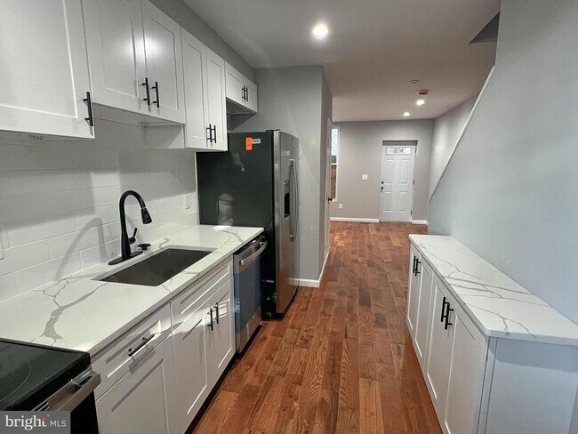 Foto del edificio - 220 N Montford Ave