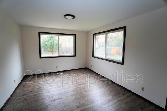 Foto del edificio - 3392 S Maze Ave