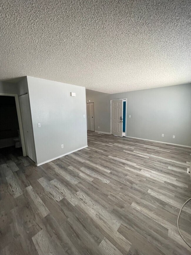 Building Photo - Beautiful 2 Bedroom 1 Bathroom Apartment L...