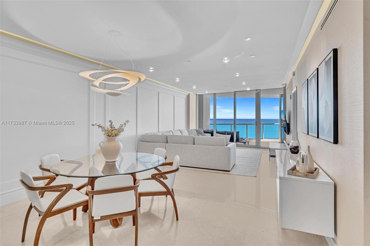 Foto principal - 17121 Collins Ave