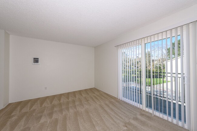 Foto del edificio - Serenity Abounds in University City!