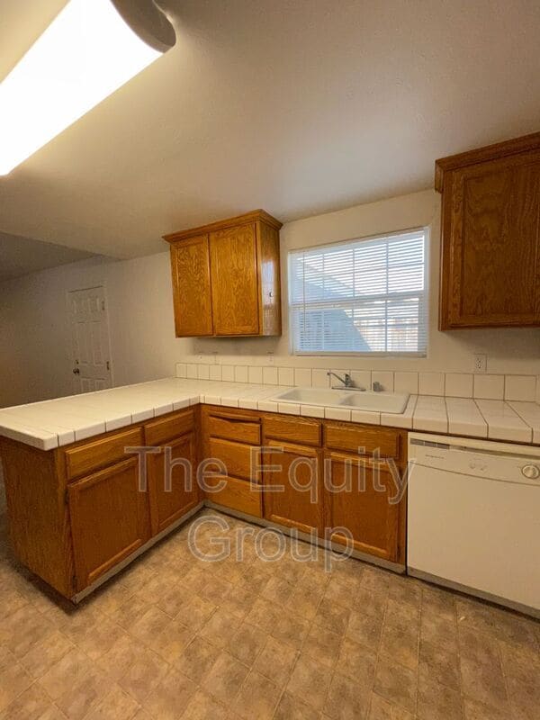 Building Photo - 2214 N Vickie St