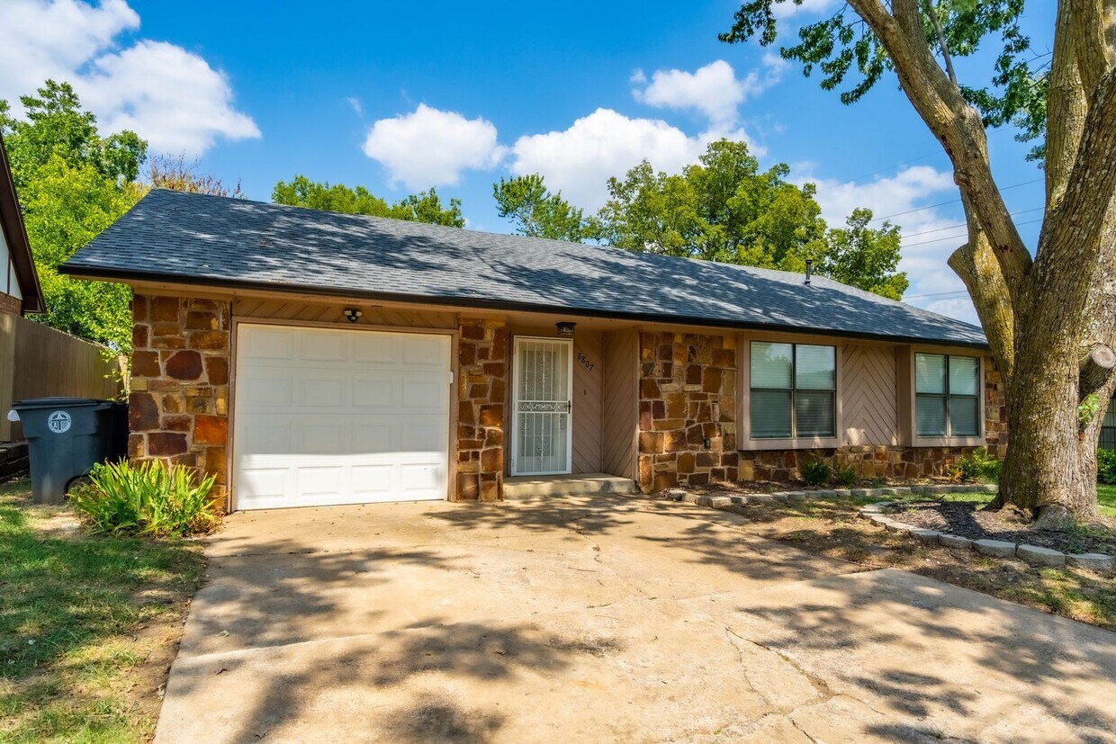 Primary Photo - 3 Bed / 2 Bath in Tulsa!