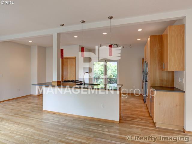 Foto del edificio - Multnomah Village Contemporary Home with Valley Views