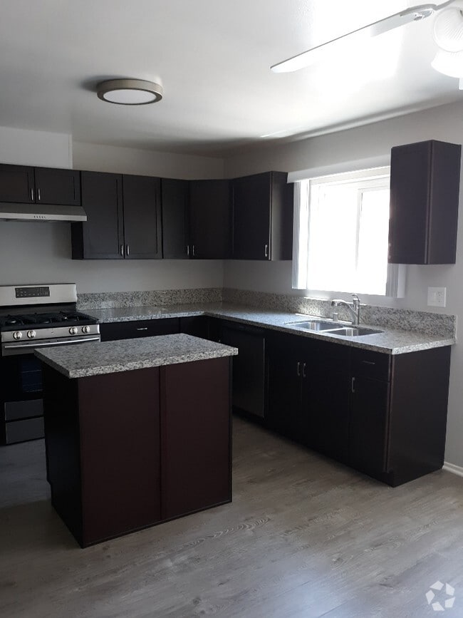 Building Photo - Fantastic gated 71 units building complex ...