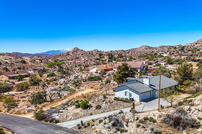 Foto del edificio - Western Hills Estate home/ 3 bedroom/ 2 ba...