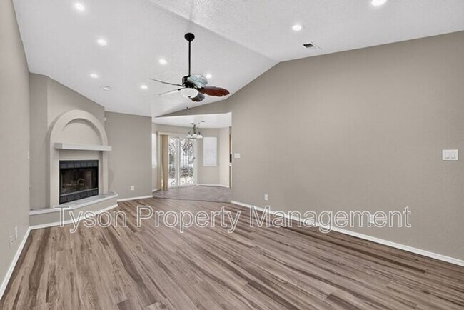 Foto del edificio - 1409 Stoneway Dr NW