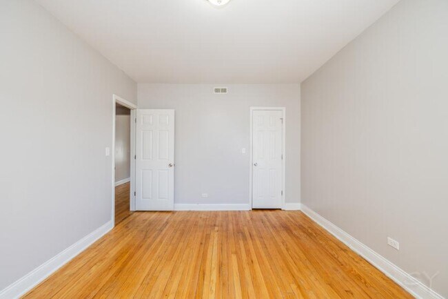 Foto del edificio - 4 bedroom in Chicago IL 60620