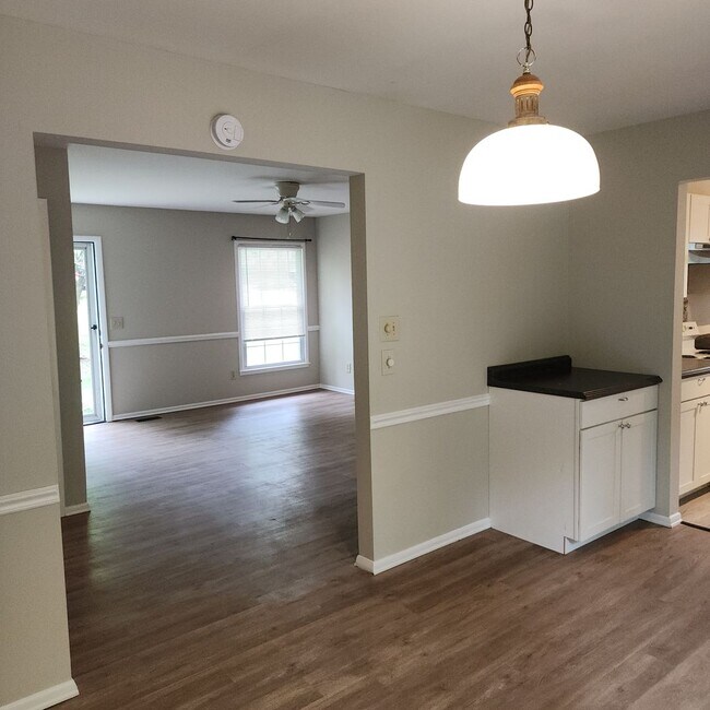Foto del edificio - 3 Bedroom, 1.5 Bath Rancher in Established...
