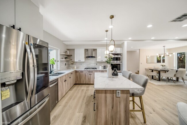 Foto del edificio - 4 br, 3 bath House - 400 Chiquita Avenue