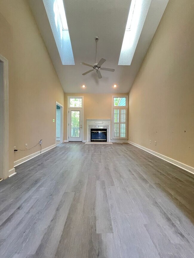 Foto del edificio - Light & Airy Townhome in Downing Creek, wo...