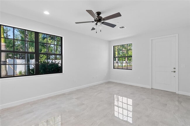 Building Photo - 5750 SW 44th St