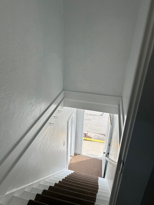 Escalera interior - 204 N Water St