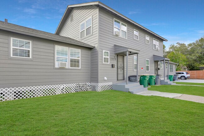 ¡Hermosas casas adosadas en alquiler! - 2311 N Louis St