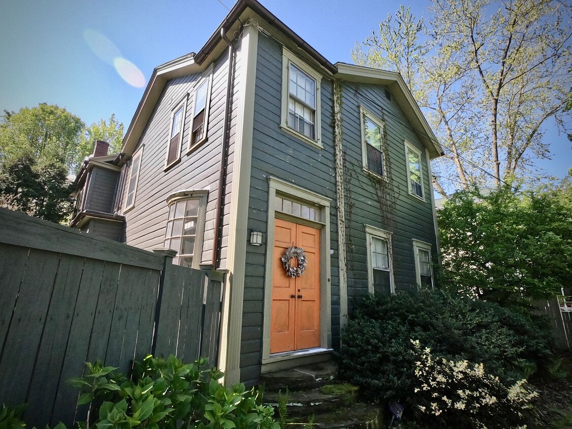 Primary Photo - 9/1 Beautiful Hidden GEM. 2 Blocks from Wa...
