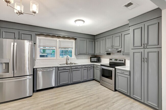 Foto del edificio - Charming 3-bed, 2-bath home with a spaciou...