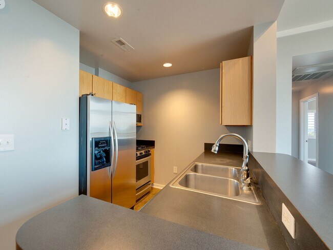 Building Photo - This move in ready condo has it all in Cha...