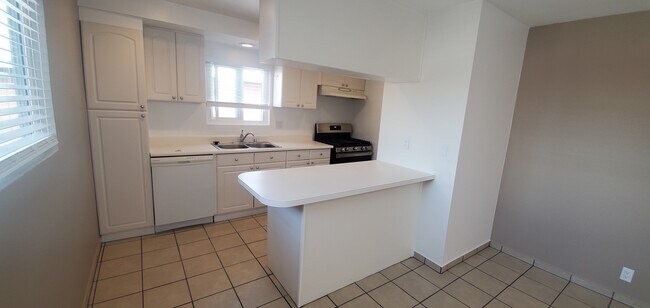 Kitchen - 1913 Dufour Ave
