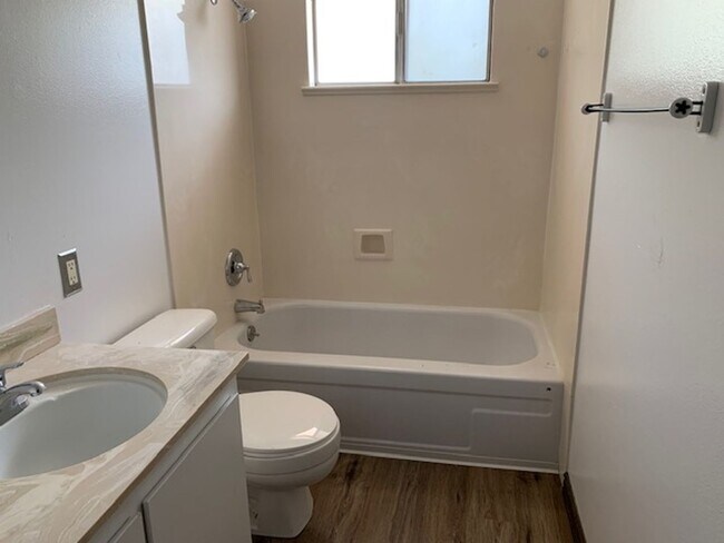 Foto del edificio - 2 Bed 1 Bath Second Floor Unit