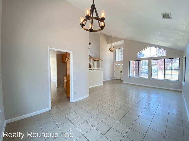 Foto del edificio - 4 br, 3 bath House - 8105 Simi Ct