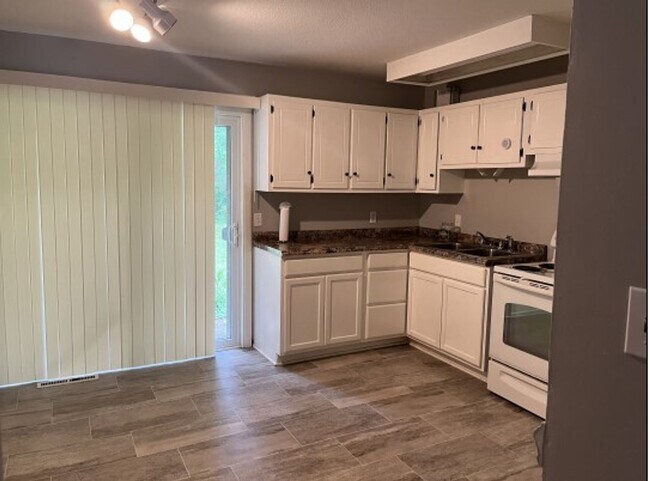 Foto del edificio - Remodeled 2 Bedroom 1 Bedroom Duplex off t...
