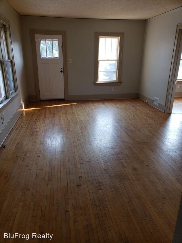 2 br, 1 bath House 921 10th St SE House Rental in Jamestown, ND