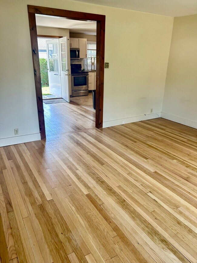 LIV TO DIN - 926 Old Buddington Rd