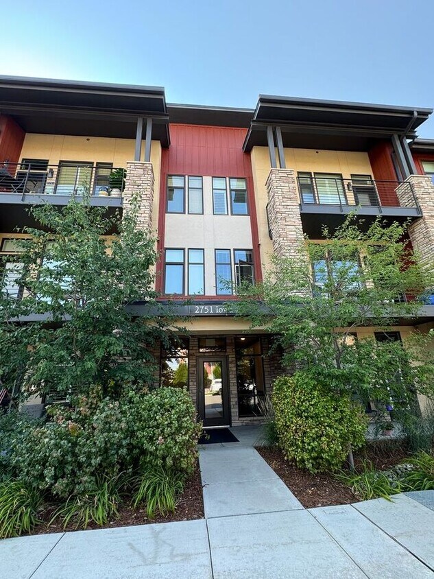 Primary Photo - Beautiful Top Floor Condo-The Flats at Rig...