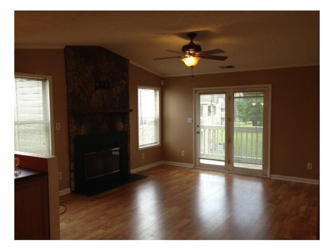 Building Photo - CUTE 2 BEDROOM 2 BATH CONDO WITH UPGRADES!