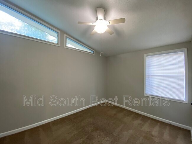 Foto del edificio - 3693 Shoreham Dr