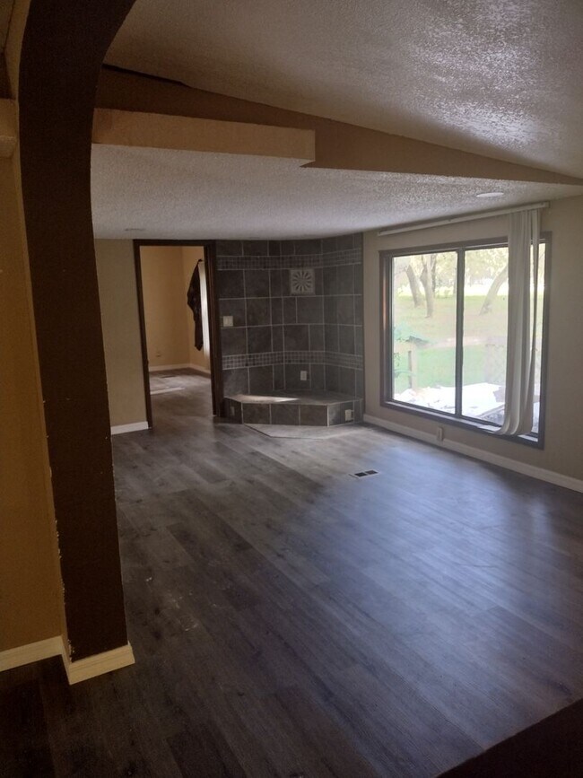 Building Photo - 3 bedroom 2 bathroom Home on 2 1/5 acres