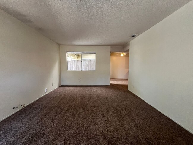 Building Photo - 928