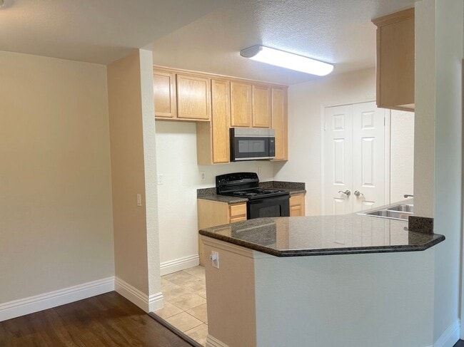 Building Photo - 2400 Del Mar Way