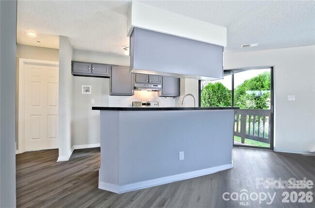 Foto del edificio - 8121 Cedar Glen Dr