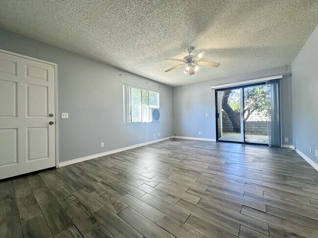 Building Photo - AVAILABLE NOW!! 2 BEDROOM 2.5 BATHROOM TWO...