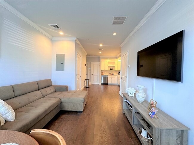 Building Photo - 371 Main St