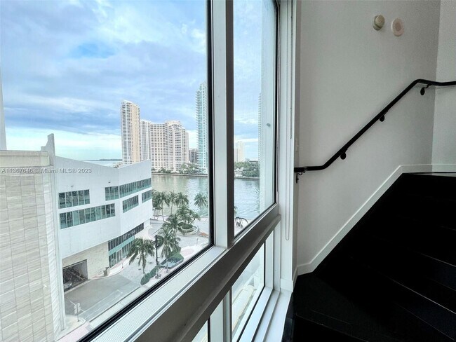 Building Photo - 300 S Biscayne Blvd