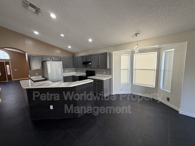 Foto del edificio - 572 Tree Shore Dr