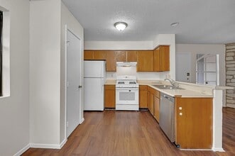 Building Photo - 500 Algerita Dr