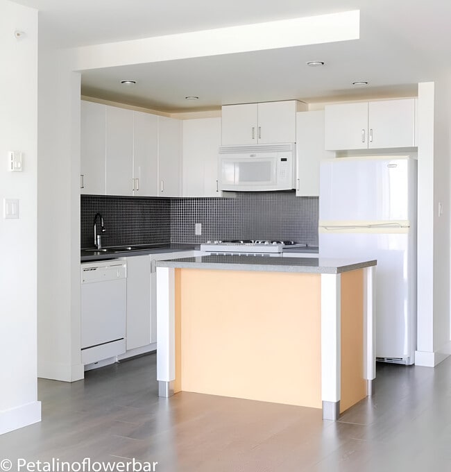 Building Photo - 155 1st St W