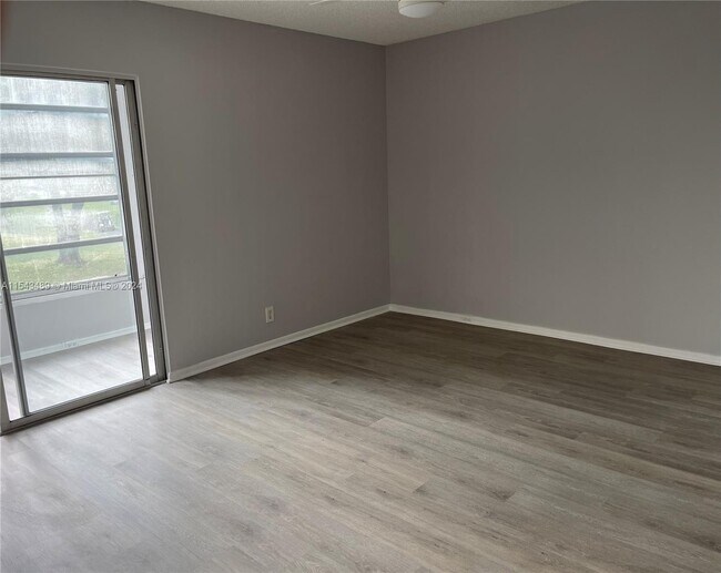 Foto del edificio - 300 SW 134th Way