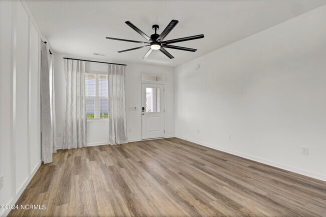 Building Photo - 1421 Creekfront Dr