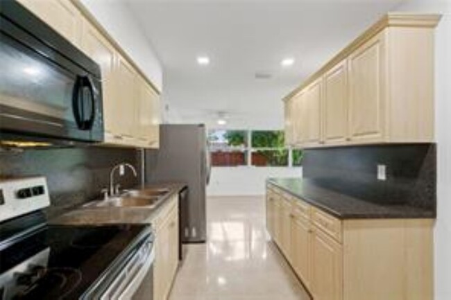 Building Photo - 50 NE 45th Ct