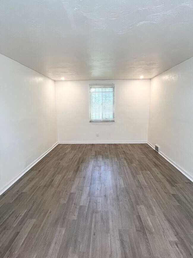 Building Photo - Updated 3 Bed, 1 Bath in Verona- Central Air and Huge Kitchen!!