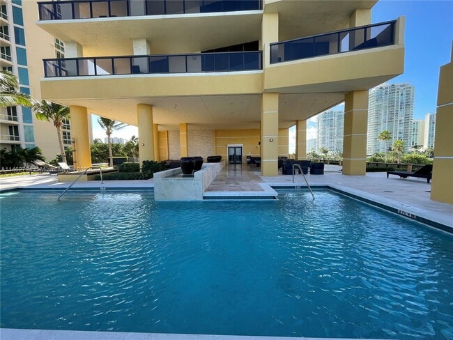 Building Photo - 16275 Collins Ave