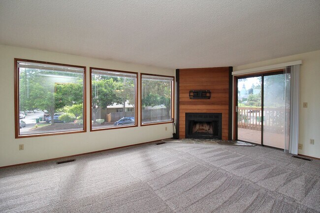 Building Photo - Cute and Spacious 3 Bedroom Tri-Level Dupl...