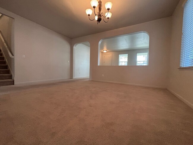 Foto del edificio - Spacious 5 Bed, 3 Bath home in Gated Commu...