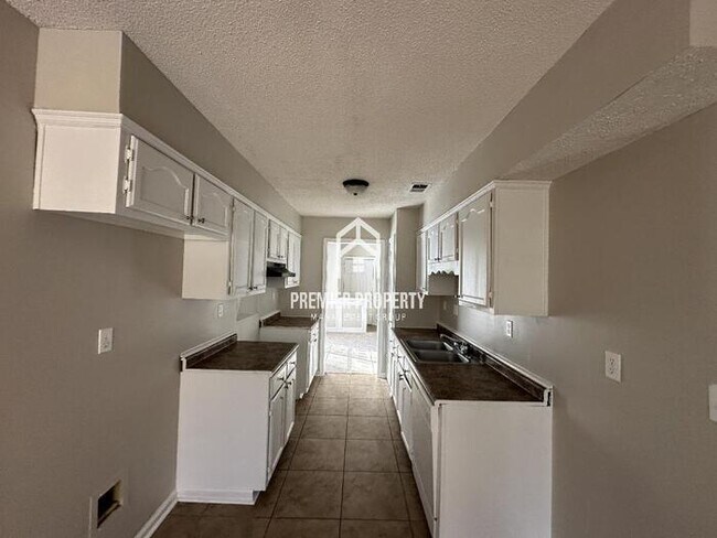 Building Photo - 3518 Newberry - Available Now!