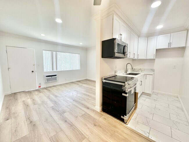 Building Photo - 14026 Oxnard St